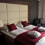 Plaza Premium 4*
