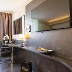 Plaza Premium 4*