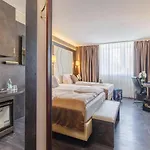 Plaza Premium Hotel 4*