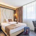 Plaza Premium Hotel 4*