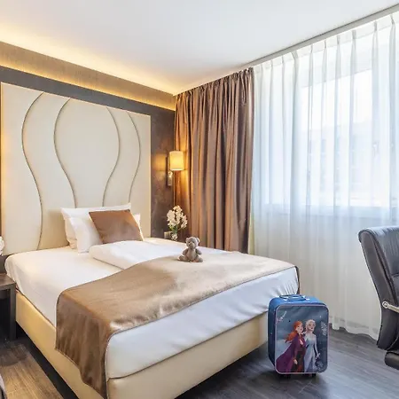 Plaza Premium ホテル 4*