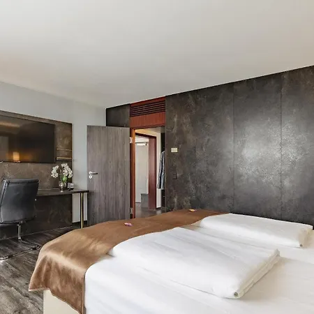 Plaza Premium ホテル 4*