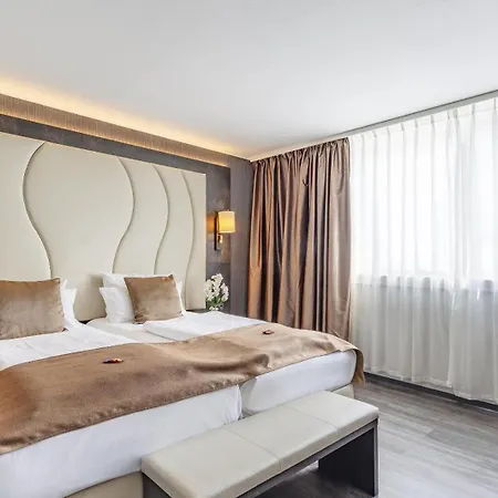 ホテル Plaza Premium 4*