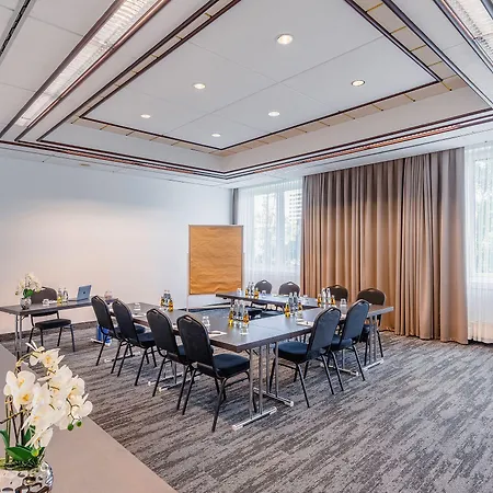Plaza Premium 4*
