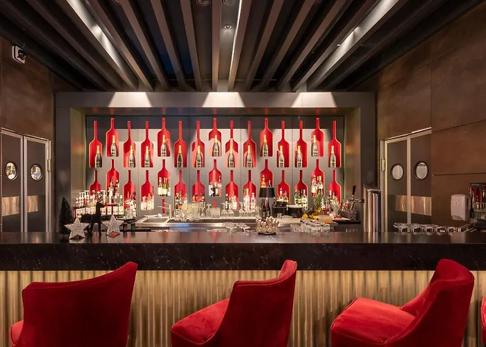 Plaza Premium Hotel 4*