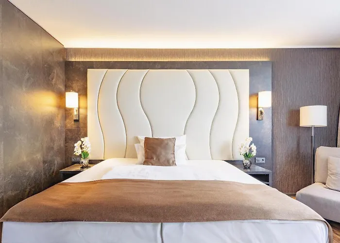 Hotel Plaza Premium 4*