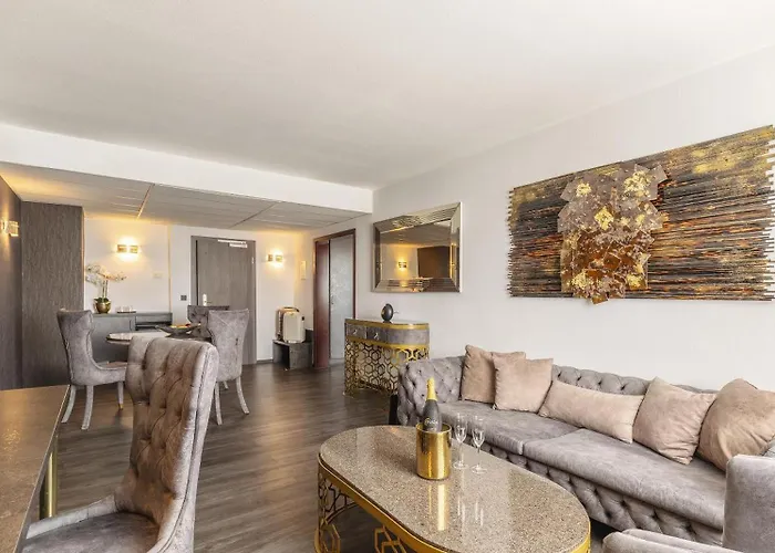 Plaza Premium Hotel 4*